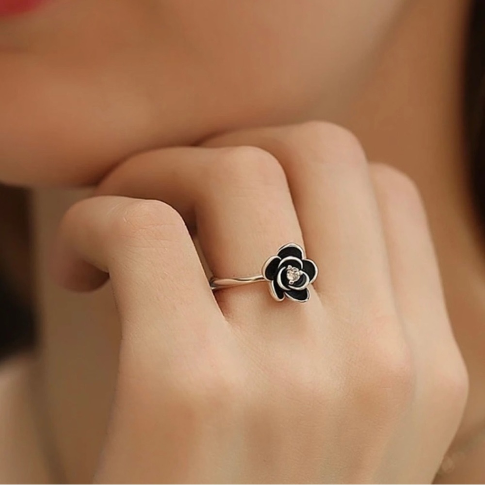 Beautiful Silver gothic flower ring